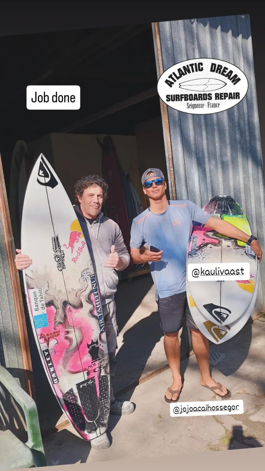 Kauli Vaast avec Christophe devant l'atelier Atlantic Dream Surf Repair