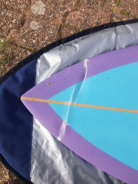 Ding sur nose de planche de surf avant réparation