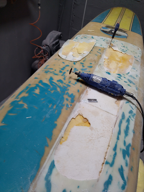 Réparation en cours sur un longboard dans l'atelier Atlantic Dream
