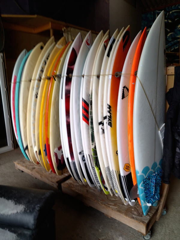 Rack de planches de surf dans l'atelier Atlantic Dream Seignosse